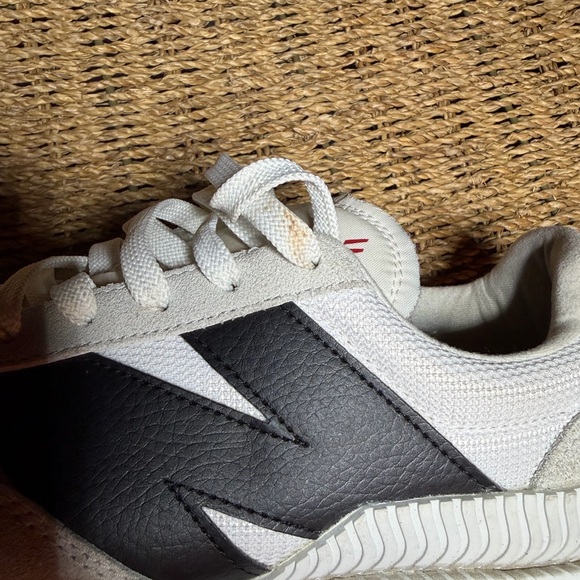 New Balance - Picture 3 of 9